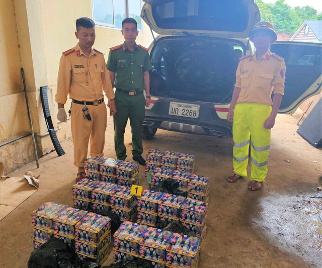 CSGT Quảng Trị kiểm tra phương tiện, tài xế bỏ xe cùng hàng lậu trên QL9- Ảnh 1. CSGT Quảng Trị kiểm tra phương tiện, tài xế bỏ xe cùng hàng lậu trên QL9- Ảnh 1.