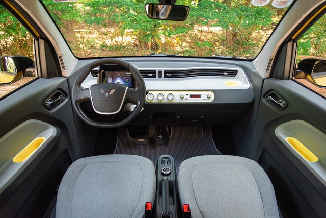 Thiết kế nội thất rẻ tiền của Wuling HongGuang MiniEV.