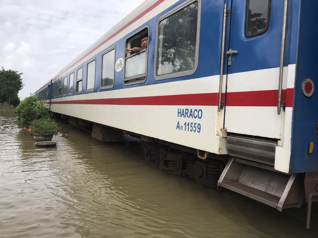 Thông tuyến đường sắt Bắc - Nam qua Huế- Ảnh 1. Thông tuyến đường sắt Bắc - Nam qua Huế- Ảnh 1.