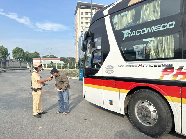 TP. HCM: CSGT xử phạt 57 trường hợp vi phạm nồng độ cồn trên QL1A trong ngày đầu ra quân- Ảnh 2.