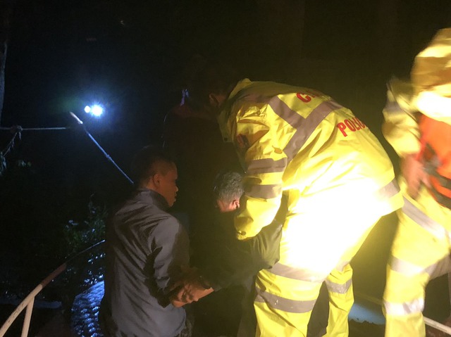 CSGT ở Huế vượt lũ lớn trong đêm đưa người bị nạn đi cấp cứu- Ảnh 1.