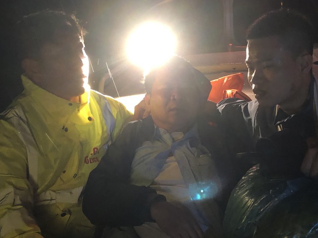 CSGT ở Huế vượt lũ lớn trong đêm đưa người bị nạn đi cấp cứu- Ảnh 2.