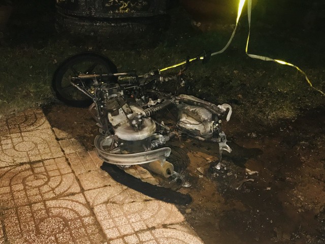 Bị CSGT kiểm tra nồng độ cồn, một chủ xe máy ở Đắk Nông đốt luôn xe- Ảnh 1.