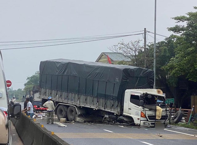 Quảng Trị: Thêm một vụ TNGT liên hoàn giữa ba xe tải trên quốc lộ 1A - Ảnh 2.