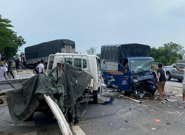 Quảng Trị: Thêm một vụ TNGT liên hoàn giữa ba xe tải trên quốc lộ 1A - Ảnh 1.