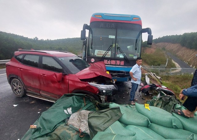 Quảng Trị: Thêm một vụ TNGT liên hoàn giữa ba xe tải trên quốc lộ 1A - Ảnh 4.