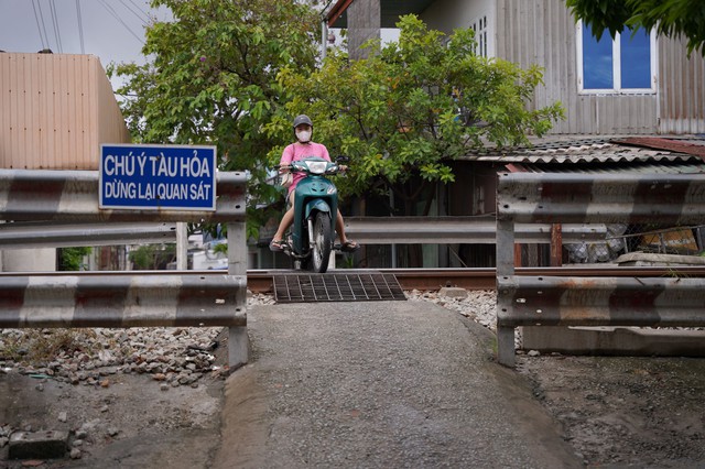 Băng qua lối đi tự mở, nữ sinh bị tàu hỏa đâm tử vong- Ảnh 2. Băng qua lối đi tự mở, nữ sinh bị tàu hỏa đâm tử vong- Ảnh 2.