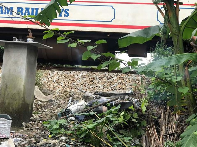 Băng qua lối đi tự mở, nữ sinh bị tàu hỏa đâm tử vong- Ảnh 1. Băng qua lối đi tự mở, nữ sinh bị tàu hỏa đâm tử vong- Ảnh 1.