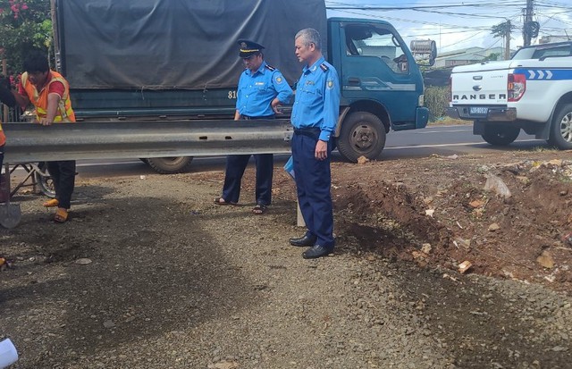 Đề nghị địa phương phối hợp xử lý vi phạm hành lang ATGT đường bộ- Ảnh 1.