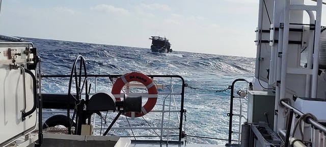 Cứu 39 ngư dân Quảng Ngãi trôi dạt giữa Biển Đông- Ảnh 4. Cứu 39 ngư dân Quảng Ngãi trôi dạt giữa Biển Đông- Ảnh 4.