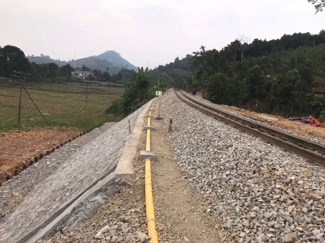 Khắc phục xong hư hỏng đường sắt, trả lại tốc độ chạy tàu Hà Nội - Lào Cai- Ảnh 1. Khắc phục xong hư hỏng đường sắt, trả lại tốc độ chạy tàu Hà Nội - Lào Cai- Ảnh 1.