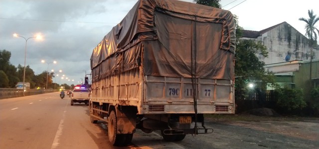 CSGT Quảng Nam bắt giữ tài xế ôtô tải gây TNGT rồi bỏ chạy- Ảnh 2.