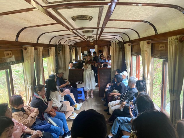 Khách đi tàu Đà Lạt - Trại Mát chỉ 50.000 đồng/lượt- Ảnh 1. Khách đi tàu Đà Lạt - Trại Mát chỉ 50.000 đồng/lượt- Ảnh 1.