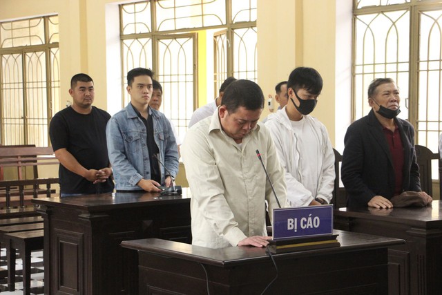 Vừa lái xe vừa dùng điện thoại, uống nước trà, gây tai nạn làm 3 người tử vong, tài xế lãnh án 8 năm tù- Ảnh 1. Vừa lái xe vừa dùng điện thoại, uống nước trà, gây tai nạn làm 3 người tử vong, tài xế lãnh án 8 năm tù- Ảnh 1.