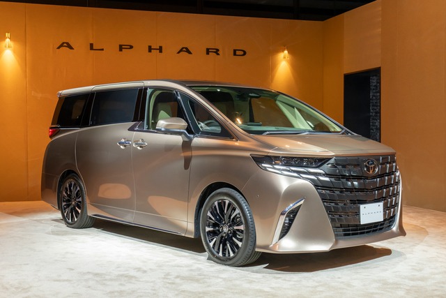 Mẫu xe Toyota Alphard 2023 vừa ra mắt dù bị chê quá đắt nhưng vẫn đang được các đại lý chào giá chênh đến 300 triệu đồng. Mẫu xe Toyota Alphard 2023 vừa ra mắt dù bị chê quá đắt nhưng vẫn đang được các đại lý chào giá chênh đến 300 triệu đồng. Nghịch lý những mẫu ô tô doanh số thấp nhưng thường chênh giá