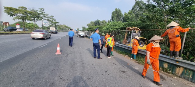 Giải toả hành lang QL2 đoạn qua huyện Sóc Sơn, TP Hà Nội - Ảnh 1.