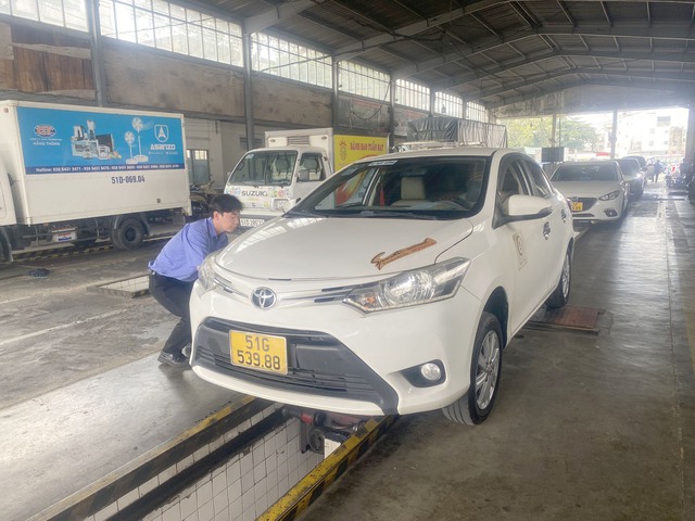 TP. HCM: Nhiều chủ xe đi đăng kiểm sớm vì sợ phải xếp hàng dịp cuối năm - Ảnh 3.