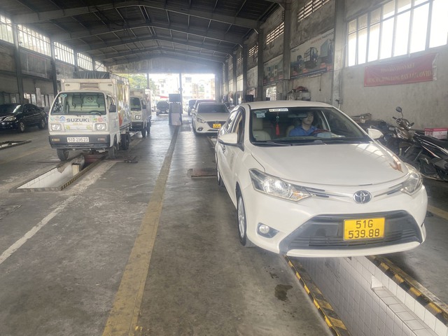 TP. HCM: Nhiều chủ xe đi đăng kiểm sớm vì sợ phải xếp hàng dịp cuối năm - Ảnh 1.