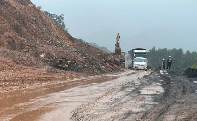 Công bố tình huống khẩn cấp về thiên tai trên tuyến La Sơn - Hòa Liên- Ảnh 1.