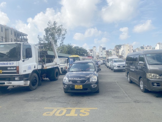 TP. HCM: Nhiều chủ xe đi đăng kiểm sớm vì sợ phải xếp hàng dịp cuối năm - Ảnh 2.