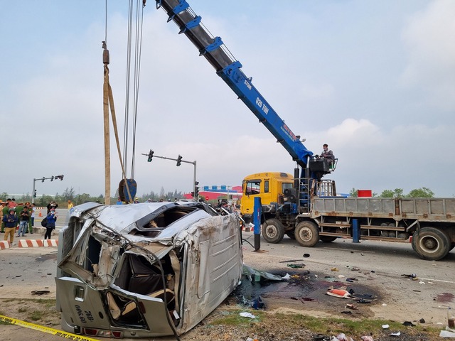 Xe khách đi vào đường cấm, va chạm với xe máy khiến một người tử vong - Ảnh 3.