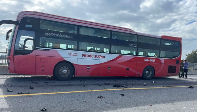 Xe khách đi vào đường cấm, va chạm với xe máy khiến một người tử vong - Ảnh 2.