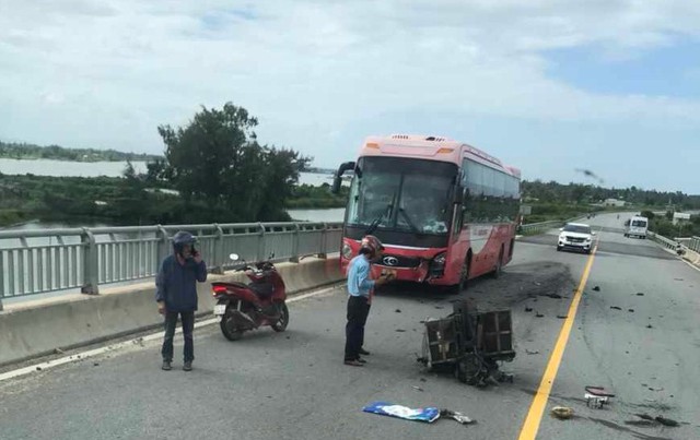 Xe khách đi vào đường cấm, va chạm với xe máy khiến một người tử vong - Ảnh 1.