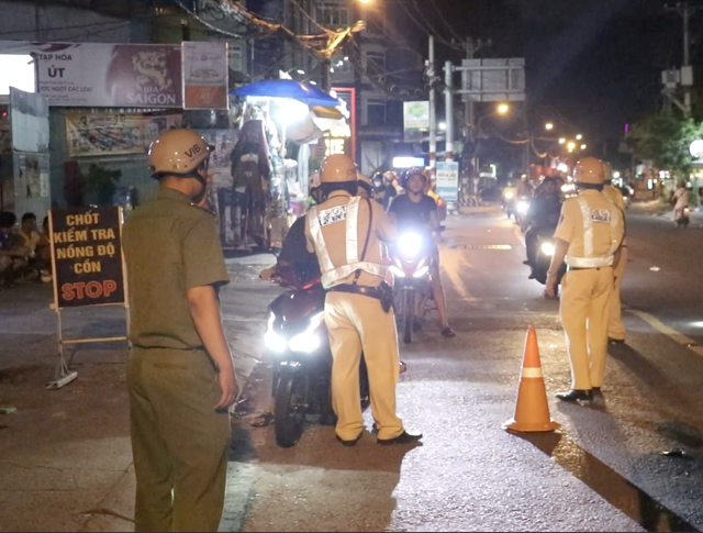 CSGT xử phạt 77 trường hợp vi phạm nồng độ cồn trên địa bàn TP. Thủ Đức - Ảnh 1. CSGT xử phạt 77 trường hợp vi phạm nồng độ cồn trên địa bàn TP. Thủ Đức - Ảnh 1.