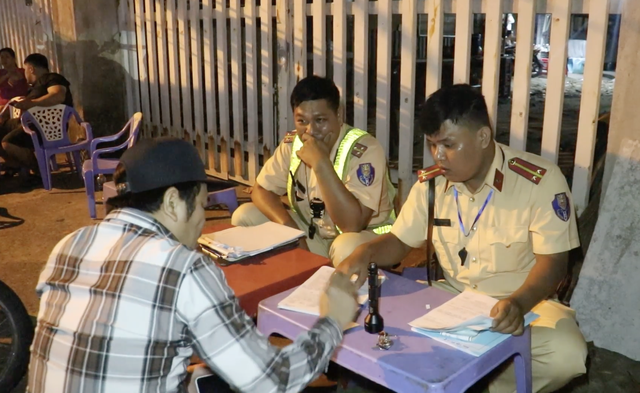 CSGT xử phạt 77 trường hợp vi phạm nồng độ cồn trên địa bàn TP. Thủ Đức - Ảnh 3. CSGT xử phạt 77 trường hợp vi phạm nồng độ cồn trên địa bàn TP. Thủ Đức - Ảnh 3.