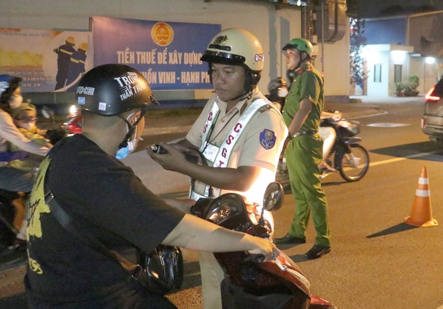 CSGT xử phạt 77 trường hợp vi phạm nồng độ cồn trên địa bàn TP. Thủ Đức - Ảnh 2. CSGT xử phạt 77 trường hợp vi phạm nồng độ cồn trên địa bàn TP. Thủ Đức - Ảnh 2.
