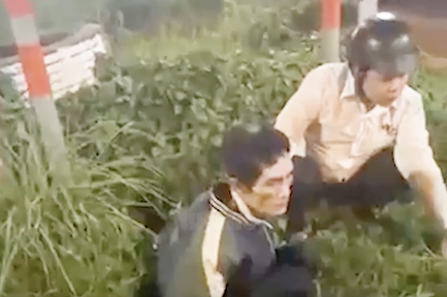 Công an bắt giữ người đàn ông trộm dải phân cách đường dẫn cao tốc TP. HCM – Long Thành – Dầu Giây - Ảnh 1.