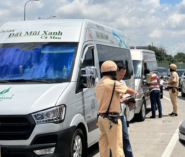 TP. HCM CSGT xử phạt 92 trường hợp xe khách vi phạm trong một ngày - Ảnh 1.