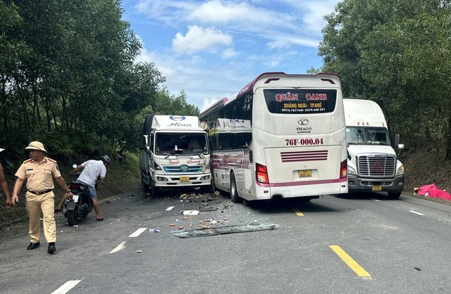 Tai nạn liên hoàn giữa xe khách, xe máy và xe tải, khiến 3 người bị thương - Ảnh 1.