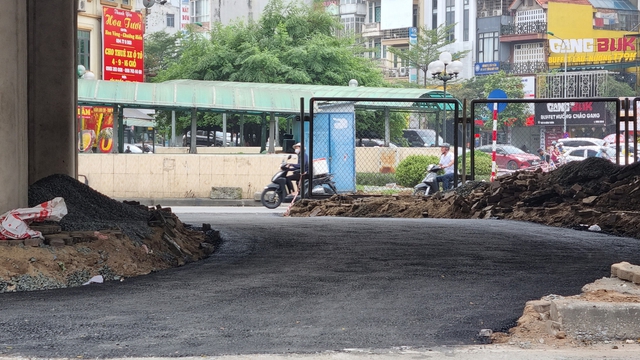 Cận cảnh xén dải phân cách trên nhiều tuyến đường Hà Nội- Ảnh 2.