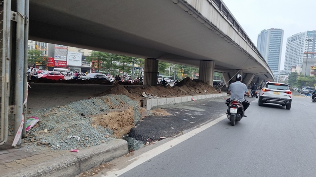 Cận cảnh xén dải phân cách trên nhiều tuyến đường Hà Nội- Ảnh 3.