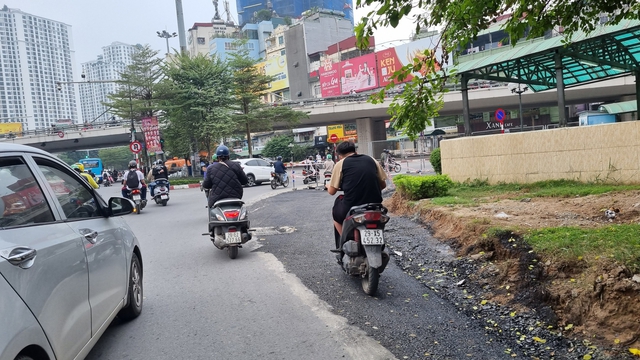 Cận cảnh xén dải phân cách trên nhiều tuyến đường Hà Nội- Ảnh 1.