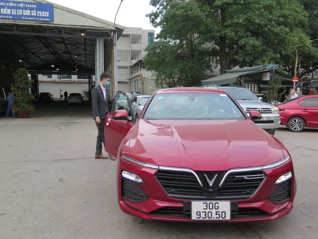 Chủ xe được miễn đăng kiểm lần đầu vẫn phải trả phí dịch vụ lập hồ sơ- Ảnh 1. Chủ xe được miễn đăng kiểm lần đầu vẫn phải trả phí dịch vụ lập hồ sơ- Ảnh 1.