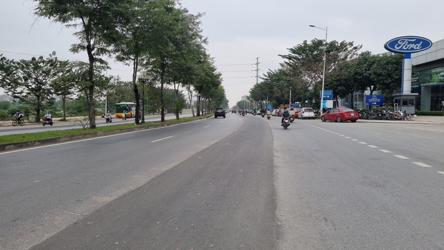 Cận cảnh xén dải phân cách trên nhiều tuyến đường Hà Nội- Ảnh 4.