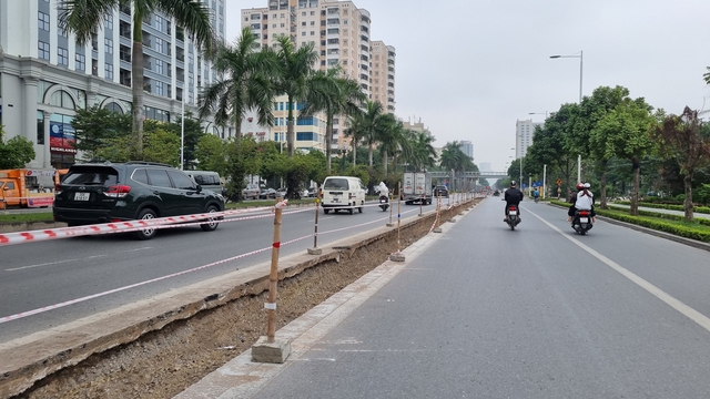 Cận cảnh xén dải phân cách trên nhiều tuyến đường Hà Nội- Ảnh 6.