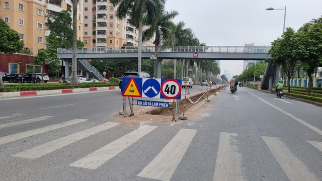 Cận cảnh xén dải phân cách trên nhiều tuyến đường Hà Nội- Ảnh 5.
