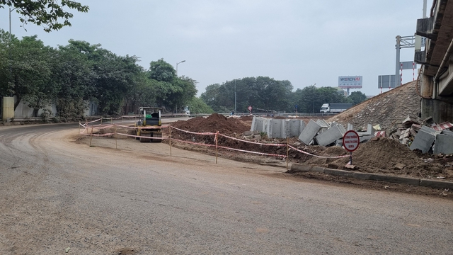 Cận cảnh xén dải phân cách trên nhiều tuyến đường Hà Nội- Ảnh 7.