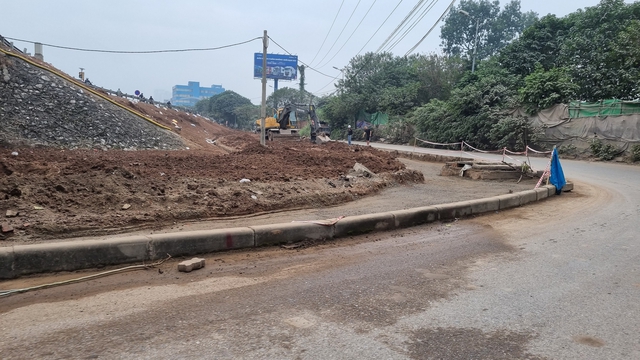 Cận cảnh xén dải phân cách trên nhiều tuyến đường Hà Nội- Ảnh 8.