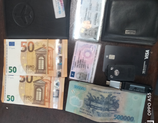 Tổ tàu SE2 trao trả khách nước ngoài gần 60 triệu đồng bỏ quên- Ảnh 1.