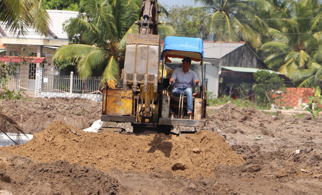 Khai thác đất đắp cát nền tuyến cao tốc tại xã Tân Long, huyện Phụng Hiệp, tỉnh Hậu Giang