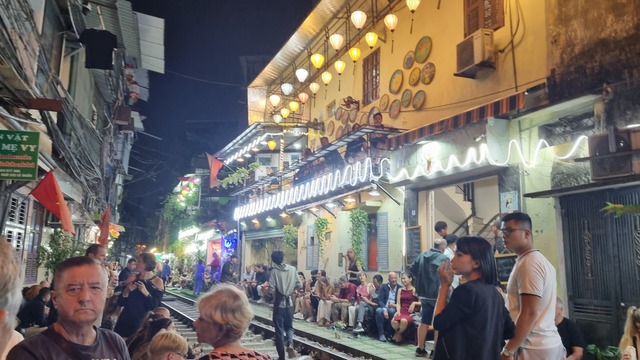 Video: Du khách liều mình trải nghiệm cà phê đường tàu ở Hà Nội - Ảnh 6.