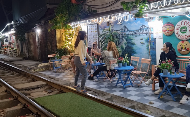 Video: Du khách liều mình trải nghiệm cà phê đường tàu ở Hà Nội - Ảnh 7.