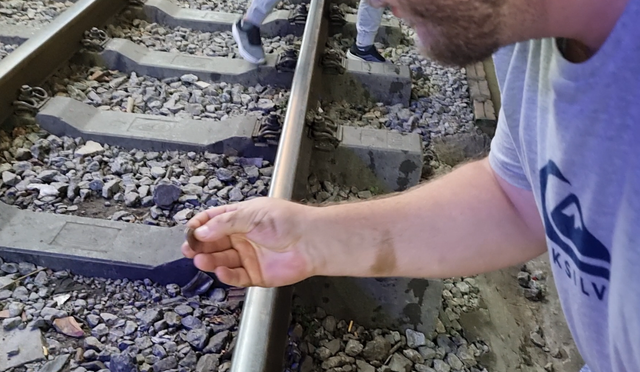 Video: Du khách liều mình trải nghiệm cà phê đường tàu ở Hà Nội - Ảnh 13.