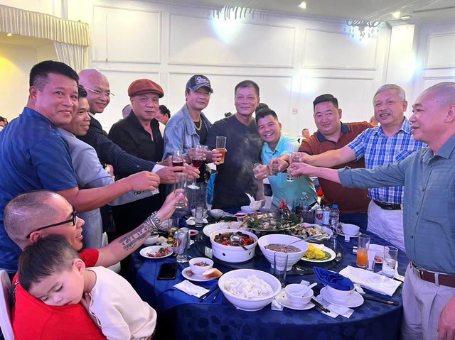 Dàn gần 30 xe Jeep cổ rước dâu tại Hà Nội- Ảnh 14.