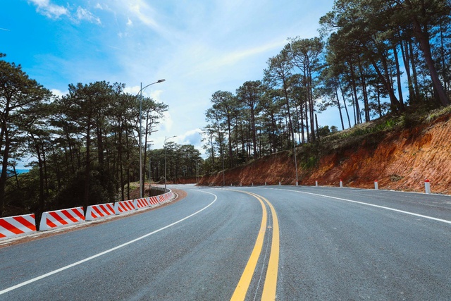 Chính thức thông tuyến cung đường đèo có mặt đường rộng nhất Việt Nam- Ảnh 1. Chính thức thông tuyến cung đường đèo có mặt đường rộng nhất Việt Nam- Ảnh 1.