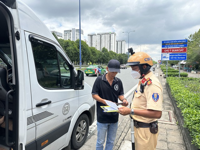 TP. HCM: CSGT tăng cường kiểm tra, xử lý vi phạm liên quan đến thiết bị giám sát hành trình- Ảnh 1.